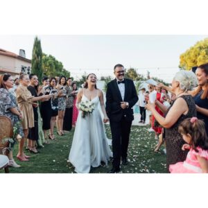 Efsane Odağ Instagram - Mesudum dostlar 🥰

Güzeller güzelim Efsanem'le dünya evine adım attık ❤️ @efsaneodag 

Onu gördüğüm ilk anda böyle olacağımızı biliyordum 😍

.

Nikah törenimizi hayallerimizin ötesine taşıyan Sevgili Deniz ve Kürşad'a @ciceklerefisildayankadin 💎 @kursad_celebi 👑

Zor günlerinde de beni yalnız bırakmayan Sevgili Bestman'im Alper'e @alperkilic35 🎩

O günü inşa eden Sevgili Vual Urla ekibine @vualurla 🏗

Olmasalardı olmazdım, Canım Annem ve Babama @insafhasanyildiz 💚

Canım kardeşime, eşine ve yeğenim Mira'ya @yylda_taskaldiran @tolga_taskaldiran 👨‍👩‍👧

Bizi sürekli kollayan ve gülümsemesiyle neşemizi arttıran Sevgili Elif'e ve güzel ailesine @elifayguluzun 🌞

Gelin odasının en güzel çiçeği olan Sevgili Asya'ya 👧🏻

Anılarımızı kayda geçiren Sevgili Yucca'ya @yuccawedding 📸

Gün boyu bizi şarkısız bırakmayan Sevgili Dj MrGrey'e @mrgreyurla 🎷

Çiftetelli partnerim Sevgili Arif'e @arif.m.guney 🕺🏻

Çevresine neşe ve hayat saçan, oryantal ve roman danslarında kendinden geçen Sevgili Sinem'e @sinem_denn 💃🏻

Bizimle olan tüm akraba ve dostlarımıza 🥂

Dualarıyla bizi uzaktan saran tüm canlara 🪬

Evrene 🌠

Yürekten teşekkürler 🙏🏽

Hepinizi kucaklıyorum 🫂

🧿