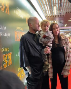 Ekaterina Vladimirova Instagram - Это была первая красная дорожка у Филиппа. 🤓 Спасибо создателям за то, что вы даете второе дыхание нашим детским сказкам ❤️Смотрите этот прекрасный и добрый фильм «Домовенок Кузя» во всех кинотеатрах страны с 19 декабря! Кстати, Филипп выдержал кино он начала и до конца! Главное взять с собой много еды 😂  #кузя #домовеноккузя #октябрь @sarik_andreasyan @papa_levona_rubena_i_anny @andreassyan