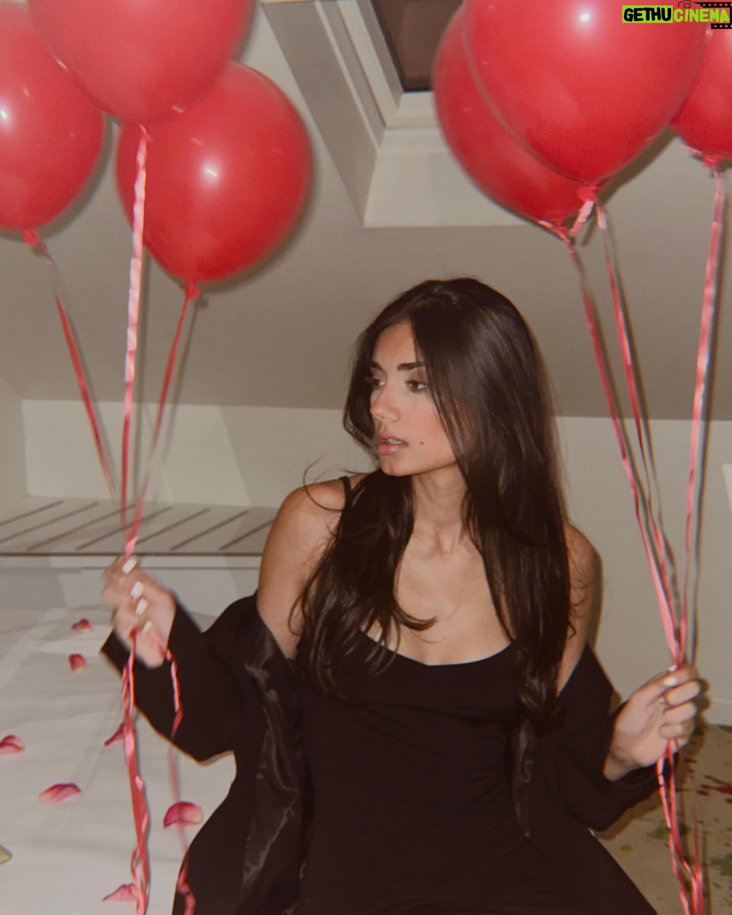 Elisa Ezzedine - 6.3K Likes - 24 bougies 🎂
Merci pour vos messages d’Anniversaire 🍀