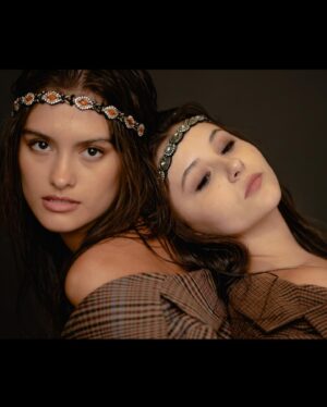 Eva Ariel Binder Instagram - Sisters 👯‍♀️ 📸
Sheryda, you are so incredibly talented with the camera. Thank you so much for everything 🫶🏻 
@sheryda.photos.hmua @ritaangeltaylor #friends #photoshoot #forfun #rita #eva