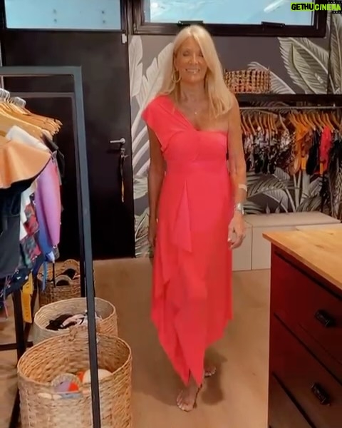 Evelyn Scheidl - 13.4K Likes - Estuvo @evelynscheidl en nuestro Showroom y se volvió locaaaaa 🥰🎁🎄
Nuestra web www.xyrus.com.ar
Nuestra casa Amenabar 141 3A de martes a sabados de 13 a 19 hs. (Este martes 24/12 horario especial de 11 a 15 hs ) 🎅🏼🎁