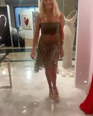 Evelyn Scheidl Instagram - Ivana Picallo @ivanapicallo organizó un brindis de fin de año en su local del @patiobullrich y aproveche para probarme algunas prendas de su colección!!!
Yo ya elegí!!! A vos cual te gusta mas???
Ya va vibrando el ambiente navideño! Época que me encanta!!
Son tan amorosas siempre con sus mensajes! Muchísimas gracias 🎄🎄🎄🎄🎄