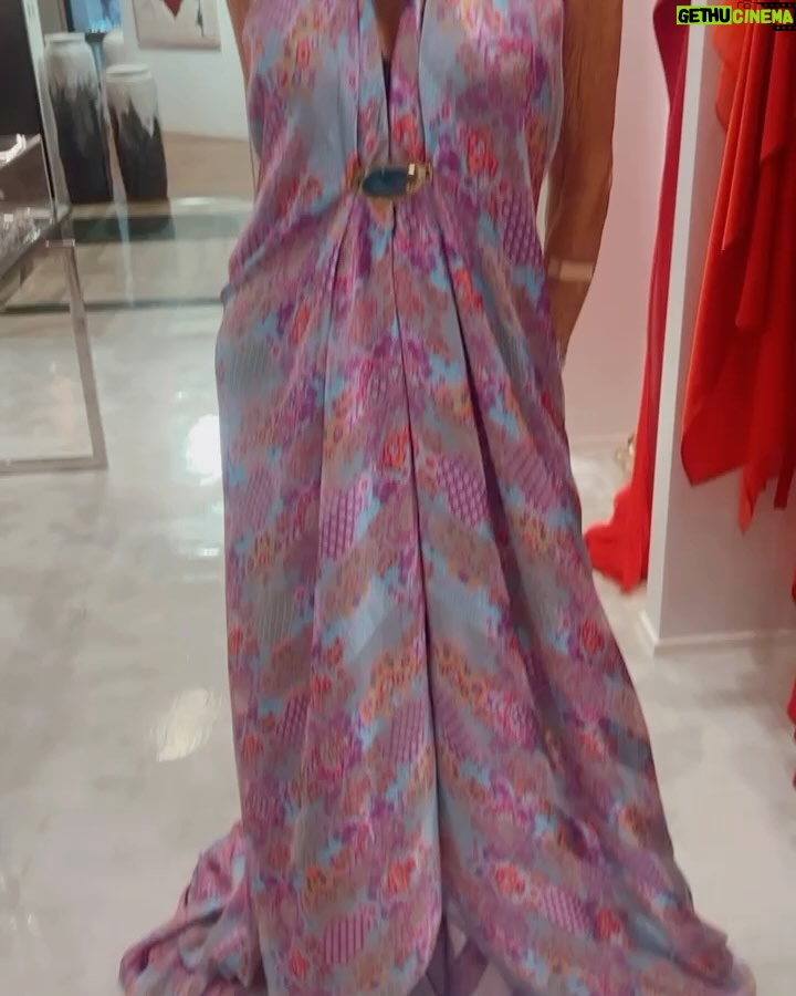Evelyn Scheidl - 5.6K Likes - Ivana Picallo @ivanapicallo organizó un brindis de fin de año en su local del @patiobullrich y aproveche para probarme algunas prendas de su colección!!!
Yo ya elegí!!! A vos cual te gusta mas???
Ya va vibrando el ambiente navideño! Época que me encanta!!
Son tan amorosas siempre con sus mensajes! Muchísimas gracias 🎄🎄🎄🎄🎄