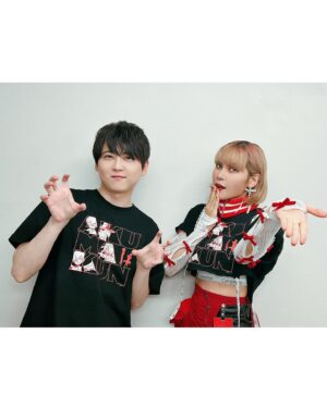 Fairouz Ai Instagram - #ゲゲゲ忌2024 『悪魔くん』の特別上映会へお越しいただいた皆さん、ありがとうございました〜🧟

今回はグレモリーをイメージして、Tシャツリメイク等セルフスタイリングでした❤️‍🔥

悪魔くん役の梶裕貴さんと📷💥
(4枚目は不意のシャッターで笑っちゃったやつ😂)

次は悪魔くんの心臓より美味しい(?)カニ汁食べたい！🦀

#悪魔くん
#梶裕貴　さん
#fairouzai
#ファイルーズあい