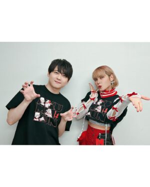 Fairouz Ai Instagram - #ゲゲゲ忌2024 『悪魔くん』の特別上映会へお越しいただいた皆さん、ありがとうございました〜🧟

今回はグレモリーをイメージして、Tシャツリメイク等セルフスタイリングでした❤️‍🔥

悪魔くん役の梶裕貴さんと📷💥
(4枚目は不意のシャッターで笑っちゃったやつ😂)

次は悪魔くんの心臓より美味しい(?)カニ汁食べたい！🦀

#悪魔くん
#梶裕貴　さん
#fairouzai
#ファイルーズあい