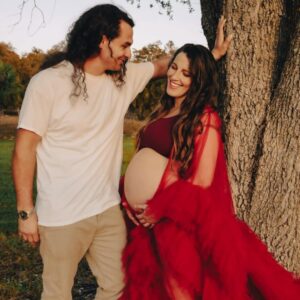 Felicia Spencer Instagram - ❤️🩷Big thanks to my sister-in-law Natalie for making this fun photoshoot happen!  Thank you Kyndal for being behind the lens. You two really turned my bump into a work of art. 🩷❤️
🥳We are close to welcoming Winnie to the world. 🌎