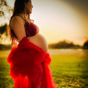 Felicia Spencer Instagram - ❤️🩷Big thanks to my sister-in-law Natalie for making this fun photoshoot happen!  Thank you Kyndal for being behind the lens. You two really turned my bump into a work of art. 🩷❤️
🥳We are close to welcoming Winnie to the world. 🌎