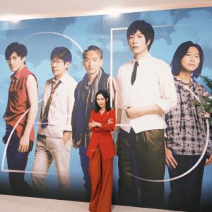 Fran Chen Instagram - 意象式地跟五月天五位哥合影留念🫶🏻/謝謝吉他手包子老師和我一起✌🏼

今天很快樂。
我想我可能是那種沈浸式過活的人，無法把音樂工作只當作工作，簡單地說就是技巧零，感受九十，剩下的留給突發狀況；今天在後台休息室妝髮完，我跟夥伴們說，「我需要到處走一走感受這裡的氣（氛），習慣一下，這樣我才不會害怕。」（噢，近來因故有些恐懼舞台）然後我就自己跑出去晃蕩了。

有短暫的me time，足以。

快樂的今天，先這樣。演出的照片明天再post ，應該可以吧！？
那麼快樂，就先來寫歌～✌🏼

#五月天5525回到那一天
#五月天25週年巡迴演唱會
#開場嘉賓

@imayday55555  @binmusic.ig  @m_for000