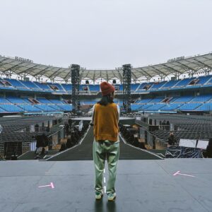Fran Chen Instagram - 彩排！小小的我，大大的舞台。
看著照片，突然覺得我好像童話故事裡，半夜會跑出來偷偷幫老鞋匠做鞋子的小矮人～（那個童話故事到底叫什麼名字我一直想不起來，有人知道嗎？）（老鞋匠與小矮人？）🤭

今晚擔任【回到那一天】開場嘉賓！謝謝五月天！🫶🏻💜🤍🤎

#五月天 #mayday
#五月天5525回到那一天
#五月天25週年巡迴演唱會