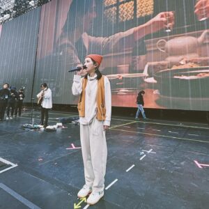 Fran Chen Instagram - 彩排！小小的我，大大的舞台。
看著照片，突然覺得我好像童話故事裡，半夜會跑出來偷偷幫老鞋匠做鞋子的小矮人～（那個童話故事到底叫什麼名字我一直想不起來，有人知道嗎？）（老鞋匠與小矮人？）🤭

今晚擔任【回到那一天】開場嘉賓！謝謝五月天！🫶🏻💜🤍🤎

#五月天 #mayday
#五月天5525回到那一天
#五月天25週年巡迴演唱會
