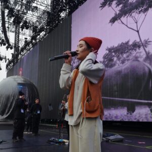 Fran Chen Instagram - 彩排！小小的我，大大的舞台。
看著照片，突然覺得我好像童話故事裡，半夜會跑出來偷偷幫老鞋匠做鞋子的小矮人～（那個童話故事到底叫什麼名字我一直想不起來，有人知道嗎？）（老鞋匠與小矮人？）🤭

今晚擔任【回到那一天】開場嘉賓！謝謝五月天！🫶🏻💜🤍🤎

#五月天 #mayday
#五月天5525回到那一天
#五月天25週年巡迴演唱會