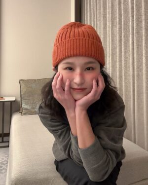 Fran Chen Instagram - #成功之路搖滾歌劇 上海站落幕！！！
最後一場的謝幕，伍佰引用劇裡的台詞「相信我的，我就給他未來的樣子；不相信我的，我就是騙子」作結，說完伍佰式帥氣轉身離場，帥爆！當場聽見真的是內心澎湃不已啊我。

第一晚鬧騰的退票事件，在慌張不安中雖然穩穩地演完唱完，但個人內心的processing 如常的慢，一直以為自己沒事，直到第二晚上台前一分鐘，才發現自己原來無比害怕、恐懼舞台，於是雙手打顫、連歌聲都在顫抖。表現得不好，心裏滿是歉疚，一下台就忍不住淚崩醜哭，（好啦也強烈懷疑是因為下台獲得太多擁抱才害我哭慘🤭）

Anyway，覺悟了，我沒有自己想像中的堅強！進一步地認識自己也不錯。

並且真的很榮幸可以和伍佰老師一起嘗試新事物、跟隨老師以不同的方式、媒材來表達創作，我想創作人就是要一直衝破極限與框架，那是一件很something、很搖滾精神的事！
也很感謝成功之路 @the_spacebomb 所有演員和各組工作團隊的努力和照顧～你們都在發光！🫶🏻🫶🏻🫶🏻

然後謝謝前兩任壞阿狸看到新聞第一時間就傳訊息來關懷，愛妳們！💜🤎🤍卡菈 @carlacacalala 小斯Sandra @sandralalala0302 （雖然當時我還在怔忡呆掉的狀態很慢回應凹嗚～）
圖六是妝髮組送的孤挺花，後來每個花苞都開了，很美；收到的當時我們開玩笑說，孤挺花好適合我喔！「孤獨地逞強著」嘛！

拖了好幾天才發文，看看我反應有奪慢！🤷🏻‍♀️
下週南京站！！！我們準備好了！