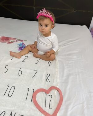 Gioia Arismendi Instagram - 30.10.2024 💝 Gala 💎 Isabella 🪷 Felices 12 Meses de Vida 💕 de Amor ♥️ de aprendizajes y crecimientos a tu lado Reina 👑 de nuestras vidas!!! 
.
Feliz Cumple Vida 1 🎂 Amor de nuestras vidas, fuiste ese deseo del espíritu de la Navidad de tu hermana #StellaVera que te visualizo, eres mi maga 🧙‍♀️ mi hechicera 🔮 mi Miss Sonrisa 😃, simpática, alegre, maravillosa, vas a mil, así como llegaste!!!
.
Te Amamos Reyna Gracias Gala, Galita, Galush, Galaxia 🌌 conformas nuestro Universo donde nuestra Stella nos ilumina e irradia su infinita luz, para que llegaras tú a potenciar esta energía infinita y universal, ustedes mis amores, mis vidas, mis maestras, Gracias por elegirme como su madre Semillas Estelares!!! 
🧿🪬⭐️♥️
.
La vida me sonríe, me bendice, soy muy afortunada de caminar este camino, en este plano acompañada de estas almas tan nobles, llenas de fuerza, pasión, dulzura, ternura ellas #GalaIsabella y #StellaVera, mis 2 hijas, despiertan en mí todo lo que es SER MADRE les agradezco infinito ♾️ todo, por que conforman mi #EspacioMadre en su totalidad y me convirtieron en ser totalmente nuevo que descubro cada día a cada segundo como #gioiamom #gioiamoms #mamitabella 🫶❤️👑⭐️💎🪷 son mi vida entera, mi amor incondicional, las fuerzas y las ganas!!! 🥰😘😍
.
Gracias Gracias Gracias 🙌🏻👐🙏 porque #yosignifico #iamenough #yosoy #soham #iam Gioia Arismendi en Abundancia y Prosperidad rodeada de Éxito y Amor! Amén!!! 💟🕉☮️⚛️
.
Nuestra familia está completa y amamos amarlas con todo ❤️ sus padres @martino_dangelo y @gioiaarismendi hacen este paseo lleno de alegrías, aventuras, aprendizajes y crecimientos minuto a minuto Gracias Gracias Gracias 👐🙌🏻🙏
.
Siempre en el único e infinito camino #amormotordelmundo 
#gioiaarismendi 
#bambolabygioia 
#gioiamom #gioiamoms 
#gioiarte 
#gioiainfinita❤️ 
#CumpleMes12 #CumpleVida1 #Felicidades #Celebracion #Hijas #Hermanas #Madre #mamá #Agradecidas #Gracias #GraciasDios