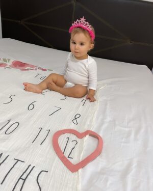 Gioia Arismendi Instagram - 30.10.2024 💝 Gala 💎 Isabella 🪷 Felices 12 Meses de Vida 💕 de Amor ♥️ de aprendizajes y crecimientos a tu lado Reina 👑 de nuestras vidas!!! 
.
Feliz Cumple Vida 1 🎂 Amor de nuestras vidas, fuiste ese deseo del espíritu de la Navidad de tu hermana #StellaVera que te visualizo, eres mi maga 🧙‍♀️ mi hechicera 🔮 mi Miss Sonrisa 😃, simpática, alegre, maravillosa, vas a mil, así como llegaste!!!
.
Te Amamos Reyna Gracias Gala, Galita, Galush, Galaxia 🌌 conformas nuestro Universo donde nuestra Stella nos ilumina e irradia su infinita luz, para que llegaras tú a potenciar esta energía infinita y universal, ustedes mis amores, mis vidas, mis maestras, Gracias por elegirme como su madre Semillas Estelares!!! 
🧿🪬⭐️♥️
.
La vida me sonríe, me bendice, soy muy afortunada de caminar este camino, en este plano acompañada de estas almas tan nobles, llenas de fuerza, pasión, dulzura, ternura ellas #GalaIsabella y #StellaVera, mis 2 hijas, despiertan en mí todo lo que es SER MADRE les agradezco infinito ♾️ todo, por que conforman mi #EspacioMadre en su totalidad y me convirtieron en ser totalmente nuevo que descubro cada día a cada segundo como #gioiamom #gioiamoms #mamitabella 🫶❤️👑⭐️💎🪷 son mi vida entera, mi amor incondicional, las fuerzas y las ganas!!! 🥰😘😍
.
Gracias Gracias Gracias 🙌🏻👐🙏 porque #yosignifico #iamenough #yosoy #soham #iam Gioia Arismendi en Abundancia y Prosperidad rodeada de Éxito y Amor! Amén!!! 💟🕉☮️⚛️
.
Nuestra familia está completa y amamos amarlas con todo ❤️ sus padres @martino_dangelo y @gioiaarismendi hacen este paseo lleno de alegrías, aventuras, aprendizajes y crecimientos minuto a minuto Gracias Gracias Gracias 👐🙌🏻🙏
.
Siempre en el único e infinito camino #amormotordelmundo 
#gioiaarismendi 
#bambolabygioia 
#gioiamom #gioiamoms 
#gioiarte 
#gioiainfinita❤️ 
#CumpleMes12 #CumpleVida1 #Felicidades #Celebracion #Hijas #Hermanas #Madre #mamá #Agradecidas #Gracias #GraciasDios