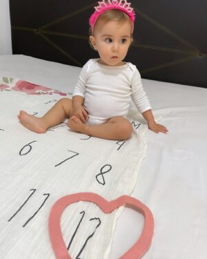 Gioia Arismendi Instagram - 30.10.2024 💝 Gala 💎 Isabella 🪷 Felices 12 Meses de Vida 💕 de Amor ♥️ de aprendizajes y crecimientos a tu lado Reina 👑 de nuestras vidas!!! 
.
Feliz Cumple Vida 1 🎂 Amor de nuestras vidas, fuiste ese deseo del espíritu de la Navidad de tu hermana #StellaVera que te visualizo, eres mi maga 🧙‍♀️ mi hechicera 🔮 mi Miss Sonrisa 😃, simpática, alegre, maravillosa, vas a mil, así como llegaste!!!
.
Te Amamos Reyna Gracias Gala, Galita, Galush, Galaxia 🌌 conformas nuestro Universo donde nuestra Stella nos ilumina e irradia su infinita luz, para que llegaras tú a potenciar esta energía infinita y universal, ustedes mis amores, mis vidas, mis maestras, Gracias por elegirme como su madre Semillas Estelares!!! 
🧿🪬⭐️♥️
.
La vida me sonríe, me bendice, soy muy afortunada de caminar este camino, en este plano acompañada de estas almas tan nobles, llenas de fuerza, pasión, dulzura, ternura ellas #GalaIsabella y #StellaVera, mis 2 hijas, despiertan en mí todo lo que es SER MADRE les agradezco infinito ♾️ todo, por que conforman mi #EspacioMadre en su totalidad y me convirtieron en ser totalmente nuevo que descubro cada día a cada segundo como #gioiamom #gioiamoms #mamitabella 🫶❤️👑⭐️💎🪷 son mi vida entera, mi amor incondicional, las fuerzas y las ganas!!! 🥰😘😍
.
Gracias Gracias Gracias 🙌🏻👐🙏 porque #yosignifico #iamenough #yosoy #soham #iam Gioia Arismendi en Abundancia y Prosperidad rodeada de Éxito y Amor! Amén!!! 💟🕉☮️⚛️
.
Nuestra familia está completa y amamos amarlas con todo ❤️ sus padres @martino_dangelo y @gioiaarismendi hacen este paseo lleno de alegrías, aventuras, aprendizajes y crecimientos minuto a minuto Gracias Gracias Gracias 👐🙌🏻🙏
.
Siempre en el único e infinito camino #amormotordelmundo 
#gioiaarismendi 
#bambolabygioia 
#gioiamom #gioiamoms 
#gioiarte 
#gioiainfinita❤️ 
#CumpleMes12 #CumpleVida1 #Felicidades #Celebracion #Hijas #Hermanas #Madre #mamá #Agradecidas #Gracias #GraciasDios
