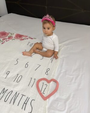 Gioia Arismendi Instagram - 30.10.2024 💝 Gala 💎 Isabella 🪷 Felices 12 Meses de Vida 💕 de Amor ♥️ de aprendizajes y crecimientos a tu lado Reina 👑 de nuestras vidas!!! 
.
Feliz Cumple Vida 1 🎂 Amor de nuestras vidas, fuiste ese deseo del espíritu de la Navidad de tu hermana #StellaVera que te visualizo, eres mi maga 🧙‍♀️ mi hechicera 🔮 mi Miss Sonrisa 😃, simpática, alegre, maravillosa, vas a mil, así como llegaste!!!
.
Te Amamos Reyna Gracias Gala, Galita, Galush, Galaxia 🌌 conformas nuestro Universo donde nuestra Stella nos ilumina e irradia su infinita luz, para que llegaras tú a potenciar esta energía infinita y universal, ustedes mis amores, mis vidas, mis maestras, Gracias por elegirme como su madre Semillas Estelares!!! 
🧿🪬⭐️♥️
.
La vida me sonríe, me bendice, soy muy afortunada de caminar este camino, en este plano acompañada de estas almas tan nobles, llenas de fuerza, pasión, dulzura, ternura ellas #GalaIsabella y #StellaVera, mis 2 hijas, despiertan en mí todo lo que es SER MADRE les agradezco infinito ♾️ todo, por que conforman mi #EspacioMadre en su totalidad y me convirtieron en ser totalmente nuevo que descubro cada día a cada segundo como #gioiamom #gioiamoms #mamitabella 🫶❤️👑⭐️💎🪷 son mi vida entera, mi amor incondicional, las fuerzas y las ganas!!! 🥰😘😍
.
Gracias Gracias Gracias 🙌🏻👐🙏 porque #yosignifico #iamenough #yosoy #soham #iam Gioia Arismendi en Abundancia y Prosperidad rodeada de Éxito y Amor! Amén!!! 💟🕉☮️⚛️
.
Nuestra familia está completa y amamos amarlas con todo ❤️ sus padres @martino_dangelo y @gioiaarismendi hacen este paseo lleno de alegrías, aventuras, aprendizajes y crecimientos minuto a minuto Gracias Gracias Gracias 👐🙌🏻🙏
.
Siempre en el único e infinito camino #amormotordelmundo 
#gioiaarismendi 
#bambolabygioia 
#gioiamom #gioiamoms 
#gioiarte 
#gioiainfinita❤️ 
#CumpleMes12 #CumpleVida1 #Felicidades #Celebracion #Hijas #Hermanas #Madre #mamá #Agradecidas #Gracias #GraciasDios