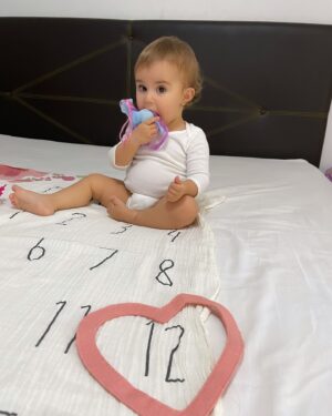 Gioia Arismendi Instagram - 30.10.2024 💝 Gala 💎 Isabella 🪷 Felices 12 Meses de Vida 💕 de Amor ♥️ de aprendizajes y crecimientos a tu lado Reina 👑 de nuestras vidas!!! 
.
Feliz Cumple Vida 1 🎂 Amor de nuestras vidas, fuiste ese deseo del espíritu de la Navidad de tu hermana #StellaVera que te visualizo, eres mi maga 🧙‍♀️ mi hechicera 🔮 mi Miss Sonrisa 😃, simpática, alegre, maravillosa, vas a mil, así como llegaste!!!
.
Te Amamos Reyna Gracias Gala, Galita, Galush, Galaxia 🌌 conformas nuestro Universo donde nuestra Stella nos ilumina e irradia su infinita luz, para que llegaras tú a potenciar esta energía infinita y universal, ustedes mis amores, mis vidas, mis maestras, Gracias por elegirme como su madre Semillas Estelares!!! 
🧿🪬⭐️♥️
.
La vida me sonríe, me bendice, soy muy afortunada de caminar este camino, en este plano acompañada de estas almas tan nobles, llenas de fuerza, pasión, dulzura, ternura ellas #GalaIsabella y #StellaVera, mis 2 hijas, despiertan en mí todo lo que es SER MADRE les agradezco infinito ♾️ todo, por que conforman mi #EspacioMadre en su totalidad y me convirtieron en ser totalmente nuevo que descubro cada día a cada segundo como #gioiamom #gioiamoms #mamitabella 🫶❤️👑⭐️💎🪷 son mi vida entera, mi amor incondicional, las fuerzas y las ganas!!! 🥰😘😍
.
Gracias Gracias Gracias 🙌🏻👐🙏 porque #yosignifico #iamenough #yosoy #soham #iam Gioia Arismendi en Abundancia y Prosperidad rodeada de Éxito y Amor! Amén!!! 💟🕉☮️⚛️
.
Nuestra familia está completa y amamos amarlas con todo ❤️ sus padres @martino_dangelo y @gioiaarismendi hacen este paseo lleno de alegrías, aventuras, aprendizajes y crecimientos minuto a minuto Gracias Gracias Gracias 👐🙌🏻🙏
.
Siempre en el único e infinito camino #amormotordelmundo 
#gioiaarismendi 
#bambolabygioia 
#gioiamom #gioiamoms 
#gioiarte 
#gioiainfinita❤️ 
#CumpleMes12 #CumpleVida1 #Felicidades #Celebracion #Hijas #Hermanas #Madre #mamá #Agradecidas #Gracias #GraciasDios
