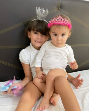 Gioia Arismendi Instagram - 30.10.2024 💝 Gala 💎 Isabella 🪷 Felices 12 Meses de Vida 💕 de Amor ♥️ de aprendizajes y crecimientos a tu lado Reina 👑 de nuestras vidas!!! 
.
Feliz Cumple Vida 1 🎂 Amor de nuestras vidas, fuiste ese deseo del espíritu de la Navidad de tu hermana #StellaVera que te visualizo, eres mi maga 🧙‍♀️ mi hechicera 🔮 mi Miss Sonrisa 😃, simpática, alegre, maravillosa, vas a mil, así como llegaste!!!
.
Te Amamos Reyna Gracias Gala, Galita, Galush, Galaxia 🌌 conformas nuestro Universo donde nuestra Stella nos ilumina e irradia su infinita luz, para que llegaras tú a potenciar esta energía infinita y universal, ustedes mis amores, mis vidas, mis maestras, Gracias por elegirme como su madre Semillas Estelares!!! 
🧿🪬⭐️♥️
.
La vida me sonríe, me bendice, soy muy afortunada de caminar este camino, en este plano acompañada de estas almas tan nobles, llenas de fuerza, pasión, dulzura, ternura ellas #GalaIsabella y #StellaVera, mis 2 hijas, despiertan en mí todo lo que es SER MADRE les agradezco infinito ♾️ todo, por que conforman mi #EspacioMadre en su totalidad y me convirtieron en ser totalmente nuevo que descubro cada día a cada segundo como #gioiamom #gioiamoms #mamitabella 🫶❤️👑⭐️💎🪷 son mi vida entera, mi amor incondicional, las fuerzas y las ganas!!! 🥰😘😍
.
Gracias Gracias Gracias 🙌🏻👐🙏 porque #yosignifico #iamenough #yosoy #soham #iam Gioia Arismendi en Abundancia y Prosperidad rodeada de Éxito y Amor! Amén!!! 💟🕉☮️⚛️
.
Nuestra familia está completa y amamos amarlas con todo ❤️ sus padres @martino_dangelo y @gioiaarismendi hacen este paseo lleno de alegrías, aventuras, aprendizajes y crecimientos minuto a minuto Gracias Gracias Gracias 👐🙌🏻🙏
.
Siempre en el único e infinito camino #amormotordelmundo 
#gioiaarismendi 
#bambolabygioia 
#gioiamom #gioiamoms 
#gioiarte 
#gioiainfinita❤️ 
#CumpleMes12 #CumpleVida1 #Felicidades #Celebracion #Hijas #Hermanas #Madre #mamá #Agradecidas #Gracias #GraciasDios