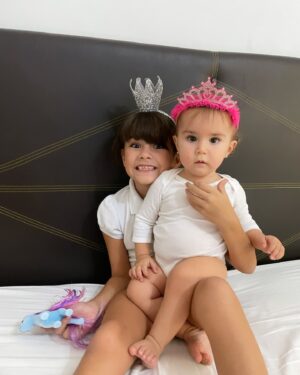 Gioia Arismendi Instagram - 30.10.2024 💝 Gala 💎 Isabella 🪷 Felices 12 Meses de Vida 💕 de Amor ♥️ de aprendizajes y crecimientos a tu lado Reina 👑 de nuestras vidas!!! 
.
Feliz Cumple Vida 1 🎂 Amor de nuestras vidas, fuiste ese deseo del espíritu de la Navidad de tu hermana #StellaVera que te visualizo, eres mi maga 🧙‍♀️ mi hechicera 🔮 mi Miss Sonrisa 😃, simpática, alegre, maravillosa, vas a mil, así como llegaste!!!
.
Te Amamos Reyna Gracias Gala, Galita, Galush, Galaxia 🌌 conformas nuestro Universo donde nuestra Stella nos ilumina e irradia su infinita luz, para que llegaras tú a potenciar esta energía infinita y universal, ustedes mis amores, mis vidas, mis maestras, Gracias por elegirme como su madre Semillas Estelares!!! 
🧿🪬⭐️♥️
.
La vida me sonríe, me bendice, soy muy afortunada de caminar este camino, en este plano acompañada de estas almas tan nobles, llenas de fuerza, pasión, dulzura, ternura ellas #GalaIsabella y #StellaVera, mis 2 hijas, despiertan en mí todo lo que es SER MADRE les agradezco infinito ♾️ todo, por que conforman mi #EspacioMadre en su totalidad y me convirtieron en ser totalmente nuevo que descubro cada día a cada segundo como #gioiamom #gioiamoms #mamitabella 🫶❤️👑⭐️💎🪷 son mi vida entera, mi amor incondicional, las fuerzas y las ganas!!! 🥰😘😍
.
Gracias Gracias Gracias 🙌🏻👐🙏 porque #yosignifico #iamenough #yosoy #soham #iam Gioia Arismendi en Abundancia y Prosperidad rodeada de Éxito y Amor! Amén!!! 💟🕉☮️⚛️
.
Nuestra familia está completa y amamos amarlas con todo ❤️ sus padres @martino_dangelo y @gioiaarismendi hacen este paseo lleno de alegrías, aventuras, aprendizajes y crecimientos minuto a minuto Gracias Gracias Gracias 👐🙌🏻🙏
.
Siempre en el único e infinito camino #amormotordelmundo 
#gioiaarismendi 
#bambolabygioia 
#gioiamom #gioiamoms 
#gioiarte 
#gioiainfinita❤️ 
#CumpleMes12 #CumpleVida1 #Felicidades #Celebracion #Hijas #Hermanas #Madre #mamá #Agradecidas #Gracias #GraciasDios