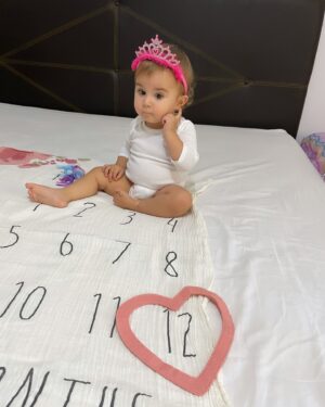 Gioia Arismendi Instagram - 30.10.2024 💝 Gala 💎 Isabella 🪷 Felices 12 Meses de Vida 💕 de Amor ♥️ de aprendizajes y crecimientos a tu lado Reina 👑 de nuestras vidas!!! 
.
Feliz Cumple Vida 1 🎂 Amor de nuestras vidas, fuiste ese deseo del espíritu de la Navidad de tu hermana #StellaVera que te visualizo, eres mi maga 🧙‍♀️ mi hechicera 🔮 mi Miss Sonrisa 😃, simpática, alegre, maravillosa, vas a mil, así como llegaste!!!
.
Te Amamos Reyna Gracias Gala, Galita, Galush, Galaxia 🌌 conformas nuestro Universo donde nuestra Stella nos ilumina e irradia su infinita luz, para que llegaras tú a potenciar esta energía infinita y universal, ustedes mis amores, mis vidas, mis maestras, Gracias por elegirme como su madre Semillas Estelares!!! 
🧿🪬⭐️♥️
.
La vida me sonríe, me bendice, soy muy afortunada de caminar este camino, en este plano acompañada de estas almas tan nobles, llenas de fuerza, pasión, dulzura, ternura ellas #GalaIsabella y #StellaVera, mis 2 hijas, despiertan en mí todo lo que es SER MADRE les agradezco infinito ♾️ todo, por que conforman mi #EspacioMadre en su totalidad y me convirtieron en ser totalmente nuevo que descubro cada día a cada segundo como #gioiamom #gioiamoms #mamitabella 🫶❤️👑⭐️💎🪷 son mi vida entera, mi amor incondicional, las fuerzas y las ganas!!! 🥰😘😍
.
Gracias Gracias Gracias 🙌🏻👐🙏 porque #yosignifico #iamenough #yosoy #soham #iam Gioia Arismendi en Abundancia y Prosperidad rodeada de Éxito y Amor! Amén!!! 💟🕉☮️⚛️
.
Nuestra familia está completa y amamos amarlas con todo ❤️ sus padres @martino_dangelo y @gioiaarismendi hacen este paseo lleno de alegrías, aventuras, aprendizajes y crecimientos minuto a minuto Gracias Gracias Gracias 👐🙌🏻🙏
.
Siempre en el único e infinito camino #amormotordelmundo 
#gioiaarismendi 
#bambolabygioia 
#gioiamom #gioiamoms 
#gioiarte 
#gioiainfinita❤️ 
#CumpleMes12 #CumpleVida1 #Felicidades #Celebracion #Hijas #Hermanas #Madre #mamá #Agradecidas #Gracias #GraciasDios