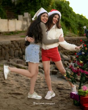 Gouri Gadhuzz Instagram - May your days be merry and bright.”
🧑‍🎄🫶🏻
📸: @abhishek_manglavil 😍