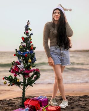 Gouri Gadhuzz Instagram - Merry xmas🧑‍🎄🫶🏻
📸: @abhishek_manglavil ✨