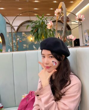Ha Da-in Instagram - ✈️singapore... atom🎁💌
🙏🏻