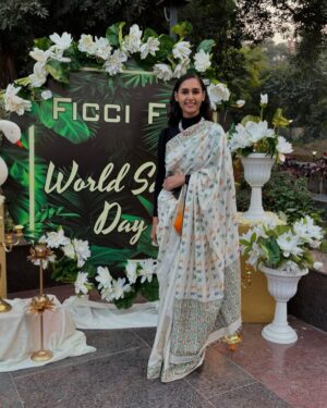 Hasleen Kaur Instagram - Very pretty in #handloomsaree #bollywoodactress @hasleenk at @travancorepalace.newdelhi celebrating #worldsareeday with @ficci_flo . With @sahai_ambar_pariddi. 
@joyshreeverma
@anjali.aggarwal1
@ficci_flo
@texminindia
@dc_handloom
@nidhi_gg
@ritikasarna9
@sahaiambarpariddi 

#MeriTimelessSaree