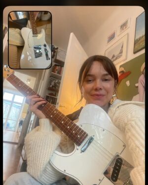 Hedda Stiernstedt Instagram - Just a sad girl and her guitar när jag repade i taxin i trappen i hissen i hallen (i torpet) förra året och sen en liten bonus när jag spelade för @victorleksell och han var superimponerad! jo! Nova och Alice med mig och @asplundjosefin på bio fortfarande!
