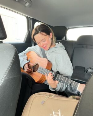 Hedda Stiernstedt Instagram - Just a sad girl and her guitar när jag repade i taxin i trappen i hissen i hallen (i torpet) förra året och sen en liten bonus när jag spelade för @victorleksell och han var superimponerad! jo! Nova och Alice med mig och @asplundjosefin på bio fortfarande!