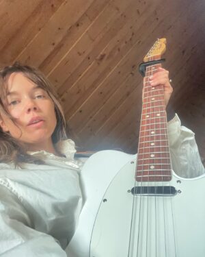 Hedda Stiernstedt Instagram - Just a sad girl and her guitar när jag repade i taxin i trappen i hissen i hallen (i torpet) förra året och sen en liten bonus när jag spelade för @victorleksell och han var superimponerad! jo! Nova och Alice med mig och @asplundjosefin på bio fortfarande!