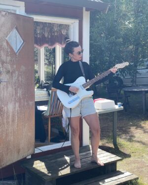 Hedda Stiernstedt Instagram - Just a sad girl and her guitar när jag repade i taxin i trappen i hissen i hallen (i torpet) förra året och sen en liten bonus när jag spelade för @victorleksell och han var superimponerad! jo! Nova och Alice med mig och @asplundjosefin på bio fortfarande!