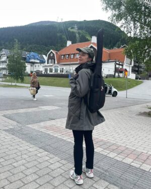 Hedda Stiernstedt Instagram - Just a sad girl and her guitar när jag repade i taxin i trappen i hissen i hallen (i torpet) förra året och sen en liten bonus när jag spelade för @victorleksell och han var superimponerad! jo! Nova och Alice med mig och @asplundjosefin på bio fortfarande!