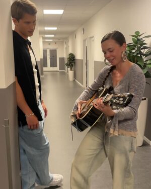 Hedda Stiernstedt Instagram - Just a sad girl and her guitar när jag repade i taxin i trappen i hissen i hallen (i torpet) förra året och sen en liten bonus när jag spelade för @victorleksell och han var superimponerad! jo! Nova och Alice med mig och @asplundjosefin på bio fortfarande!