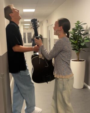 Hedda Stiernstedt Instagram - Just a sad girl and her guitar när jag repade i taxin i trappen i hissen i hallen (i torpet) förra året och sen en liten bonus när jag spelade för @victorleksell och han var superimponerad! jo! Nova och Alice med mig och @asplundjosefin på bio fortfarande!