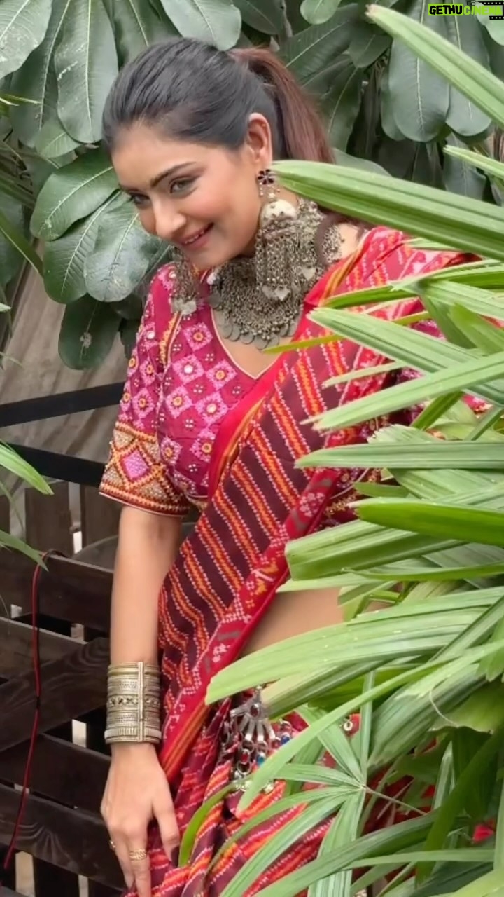Hemanshii Ruparel - 24.2K Likes - Nahi chalse toh pan chalavu padse 🌺🤭
Blouse @mannslegacy
Patola @patolaby_jp_valera
Jewellery @khyanavintagejewellery
#reelsvideo #reelsinstagram #gujaratishayari #gujarati #contentcreator #actor_jg #indianwear #ethniccollection #ethnicfashion #afghanijewellery #silverjewellery #tereliye #hairideas #reelsindia #gujjugram