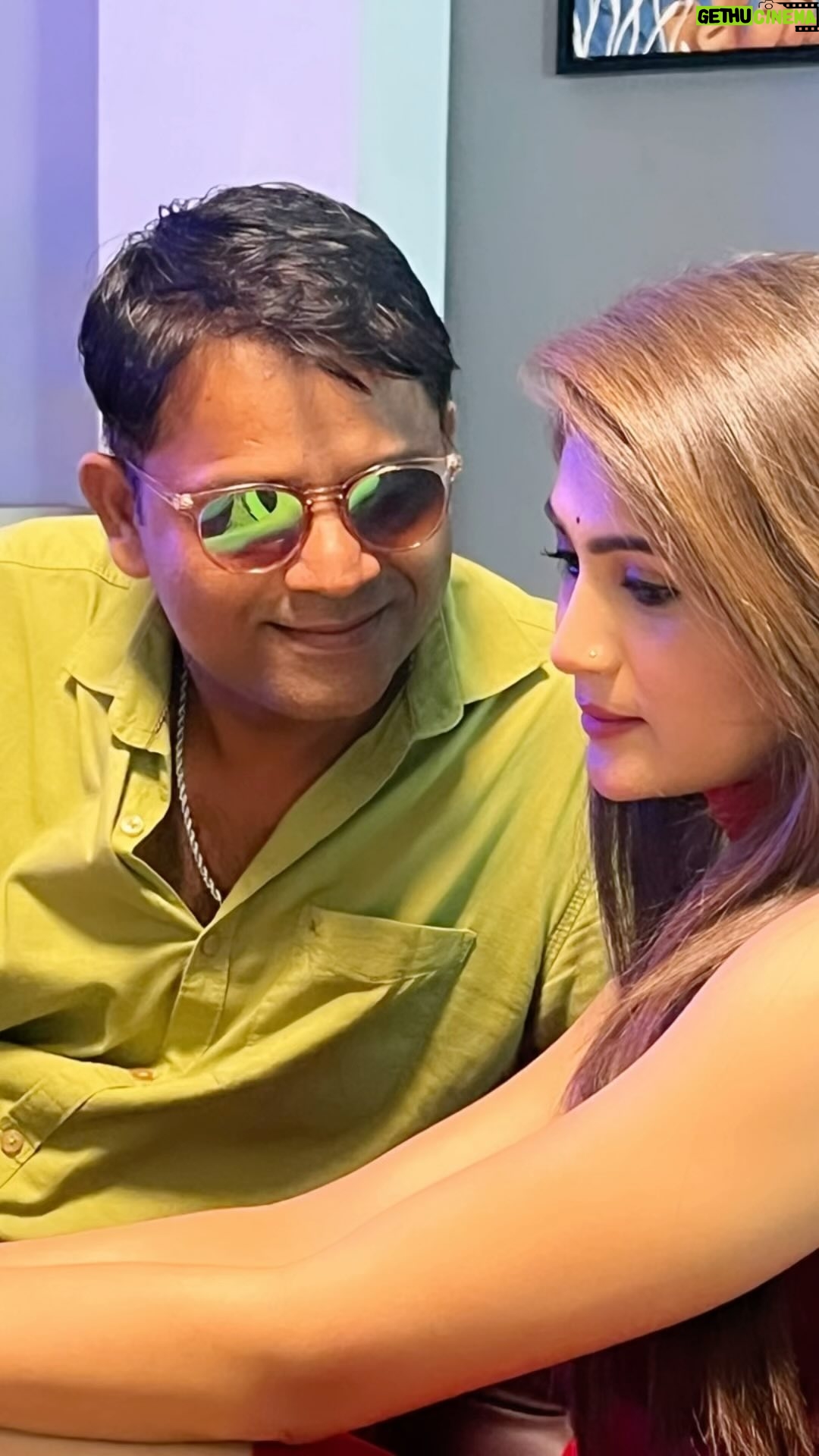 Hiral Radadiya - 8.3K Likes - Old memories when i was shooting with ssk. best director ever..I always enjoying shooting with him.