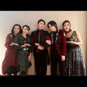 Hiroki Nanami Instagram - ☆
クリスマスディナーショー「Dearest」
故郷茨城の温かさを感じるホテル日航つくば公演。
朝夏まなとさんがゲストで大大大盛り上がりの東京會舘✨バンドの皆さんも、会場により違うのでそれもまたとても素敵！！今年も芽吹監督の演出、振付が冴え渡ってます！！
大阪は、阪急インターナショナルで24日。
宝塚は、宝塚ホテルで27日。残り4公演楽しみましょー🎄
.
ぴーすけ、ひとみ、ららとの写真は、たくさんあるから。
またゆっくり載せる📷
.
#クリスマスディナーショー
#朝夏まなと #天華えま #有沙瞳 #遥羽らら
#芽吹幸奈
bandmaster , gt #渡辺裕太
key #西村奈央 #西山ケイン
ba #櫻井陸来
dr #坂本暁良 #北村望
tp#吉澤達彦 #田沼慶紀
sax #近藤淳也
#七海ひろき