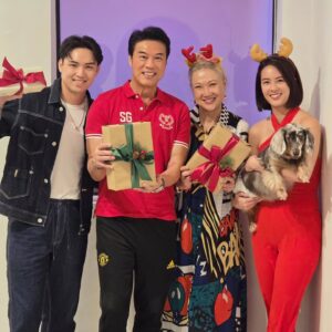 Hong Huifang Instagram - 亲爱的朋友，圣诞节来临，愿这份节日的温暖和祝福，带给你们无尽的幸福与喜悦。
Dear friend, as Christmas arrives, may the warmth and blessings of this festive season bring you endless happiness and joy.
@zhenggeping @tayying_ @calverttay