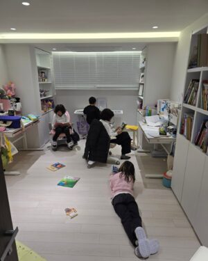 Hong Ji-min Instagram - 아주 뜻깊었던 크리스마스 공연
로시로라와 함께 제가 처음으로 작사 작곡한 주님만 믿고 따라갑니다 🥰🥰

온가족들과 함께 해서 그저 감사할뿐입니당 🥰🥰🥰
가족들과 오롯이 시간 보내려고 콘서트거절하고 교회에서 공연 너무 감사했어요 🥰🥰🥰🥰🥰🥰

핸드폰대신 모두 책보는 아이들 어쩜 어쩜 사랑해 💚 😍 💕 😭 😘 
새음학교의 힘 

예수님 탄생 너무 축복합니다 
초대해주셔서 감사합니다 🥰🥰🥰

여러분 메리크리스마스 

#새음학교 # 새음교회 #크리스마스공연 #주님만믿고따라갑니다