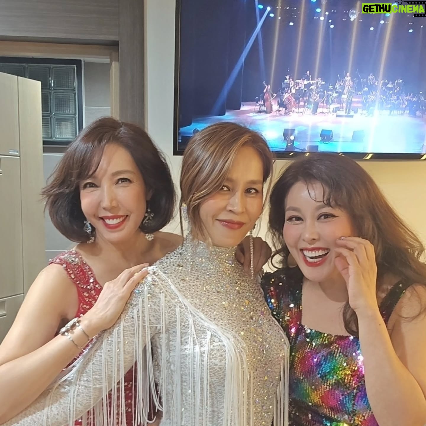 Hong Ji-min - 811 Likes - 환상적이었던 문경의 1박2일 콘서트가 잘 마무리되었습니다😁
두번째날 ㅎㅎㅎ해프닝 쉿비밀로 해주세요 ㅎㅎㅎ우리는 가족이 되었죠 아하하하하 아하하하하 🤣
함께 즐겨 주시고 울어주시고 박수 쳐주시고 환호해 주신 문경시민 여러분 사랑하고 축복합니다🥰🥰
믿기지 않으시겠지만 제가 제일 막둥이인 쓰리디바 콘서트 언니들 사랑합니다 🥰🥰🥰🥰🥰
환상적인 최고의 연주를 해주시는 최상근 지휘자 선생님 그리고 서울 뮤지컬 팝스 오케스트라 감사합니다😍😍😍😍😍😍😍
언제나 든든하고 힘이되는 뮤즈의 리더 희진이와 후배들 💚 💚 사랑해 💗
문화와 예술을 사랑하시는 우리 시장님과 그리고 관계자 여러분 너무너무 고맙습니다. 내년에 또 초대해 주세요
우리는 가족이잖아요. 이제 아하하하하🤣🤣🤣🤣🥰😍😍
#문경 #3디바콘서트 #뮤즈 #최성근지휘자님
#뮤지팝스오캐스트라