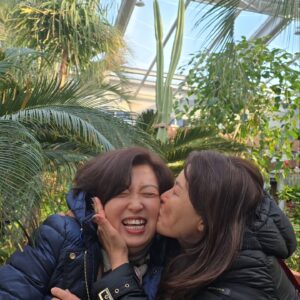 Hong Ji-min Instagram - 힐링 힐링 힐링
큰언니랑 함께 다녀온 포항콘서트

엄마같은 울 큰언니 
근데 언니는 자꾸 
다음엔 너의 딸로 태어나고 싶다한다 아하하하하 아하하하하 

난희대표님 감사합니다
힐링 힐링 힐링 

#오르첼  #숲카페 #포항 
#림프부종 #리부트카퍼 
#촉촉물광 #퍼플미스트