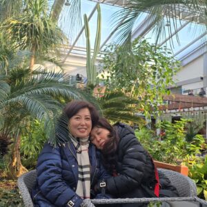 Hong Ji-min Instagram - 힐링 힐링 힐링
큰언니랑 함께 다녀온 포항콘서트

엄마같은 울 큰언니 
근데 언니는 자꾸 
다음엔 너의 딸로 태어나고 싶다한다 아하하하하 아하하하하 

난희대표님 감사합니다
힐링 힐링 힐링 

#오르첼  #숲카페 #포항 
#림프부종 #리부트카퍼 
#촉촉물광 #퍼플미스트