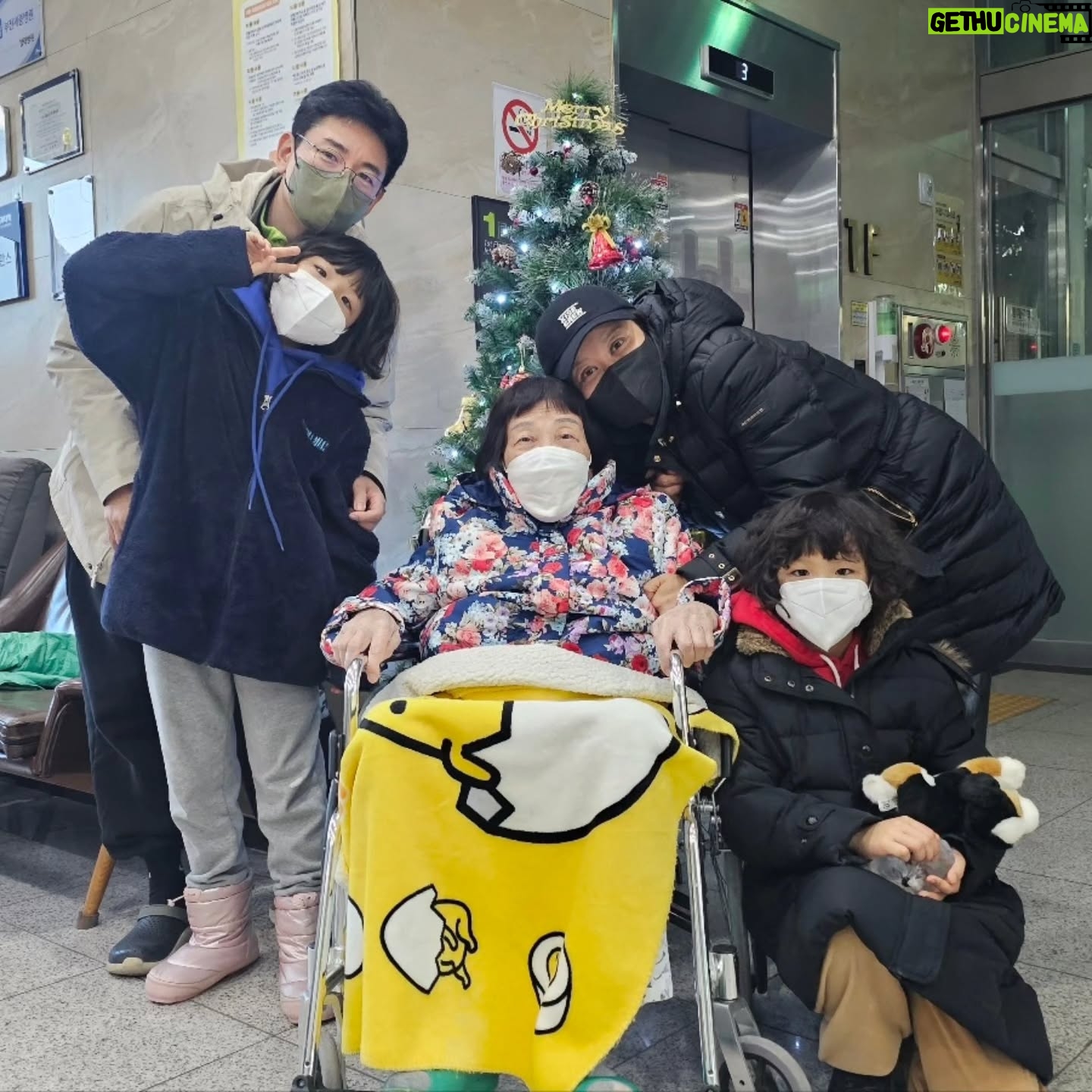 Hong Ji-min - 0.9K Likes - 우리엄마의 노세노세는 언제 들어도 좋------다 🥰🥰🥰
울엄마 이쁘당 꽃가라 잘어울리는 울엄마 🥰🥰😍😍😍😍😍
잉 좋은건 너 입어 엄마 엉엉
사랑해 엄마 🥰🥰🥰🥰,
#친정엄마 #사랑해 #엄마의엄마
#김창숙뷰티크