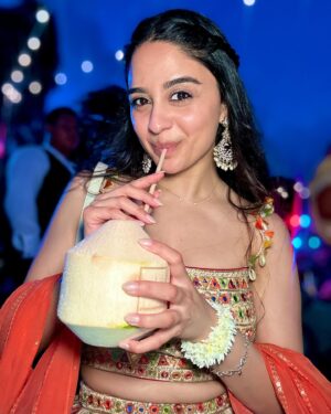 Iman Esmail Instagram - sangeet night 🥥🌴

Fit: @frontierheritage