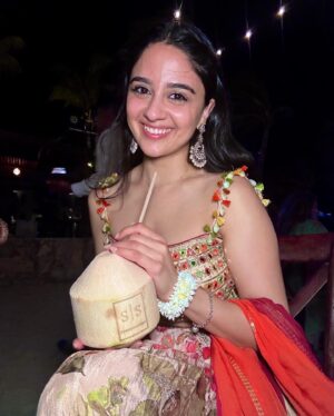 Iman Esmail Instagram - sangeet night 🥥🌴

Fit: @frontierheritage