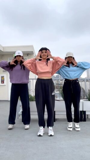 Iman Esmail Instagram - 💜 💖 💙 
dc: @feelcrew_official 
👯‍♀️: @eshhpat @meghnac3 @imanvi1013