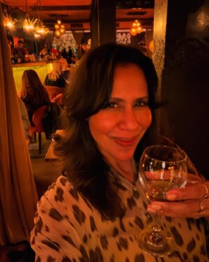 Isabelle Racicot Instagram - Jusqu’à présent, le Maroc ne me déçoit pas du tout! 🥰
Même avec des rapprochements non consentis avec un dromadaire!!! 😂😂

Les couleurs, les senteurs et la nourriture 🥰🥰😋

@clubmedmarrakech, souk de la Médina, @comptoirdarna Comptoir 
#maroc #tripdunevie #rythme #clubmed #funtimes #morrocco
