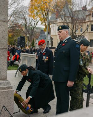 Isabelle Racicot Instagram - Ma première fin de semaine sous le thème du jour du Souvenir en tant que Lieutenant-colonel honoraire du Royal Montreal Regiment: Mess Diner, cérémonies et parades ! C’est tout un apprentissage LOL ! 

En ce Jour de l’Armistice, je pense à ces jeunes soldats qui avaient en moyenne 22-23 ans…l’âge de mon plus vieux. Je pense aussi à ces nombreuses familles qui n’ont jamais été capable de rapatrier leurs proches décédés au combat et qui n’ont jamais eu une vraie paix d’esprit. 

#jourdusouvenir #armistice #remembranceday #weremember #RMR #34gbc

Photos  IG: @newnationcreation
IG: @bryanwilkat
@34gbc_34cbg