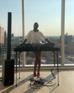 Isan Elba Instagram - Last week w/ @vogue_club @voguemagazine spinning their NYFW kick off event :) 

thanks for having me 🎵